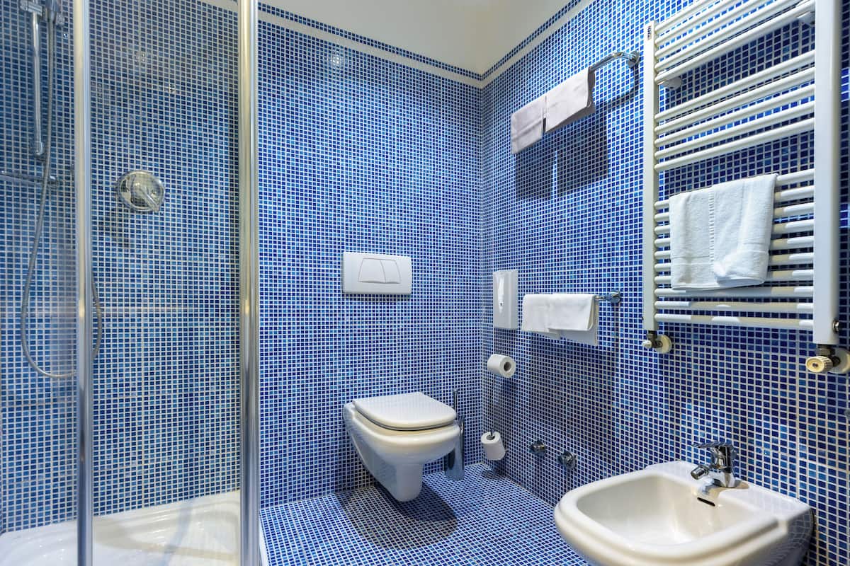 standard twin room | bathroom | free toiletries, hair dryer, bidet, towels