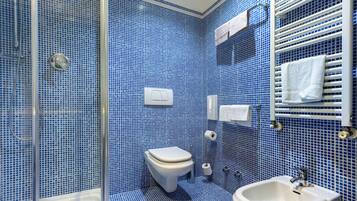 Artículos de tocador gratuitos, secador de pelo, bidet, toallas