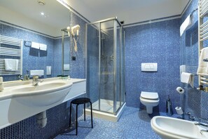 Quadruple Room | Bilik Mandi | Kelengkapan dandanan diri percuma, pengering rambut, bidet 