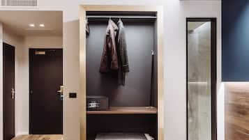 Hypo-allergenic bedding, minibar, desk, laptop workspace