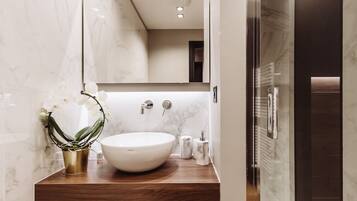 Dusche, Haartrockner, Hausschuhe, Bidet