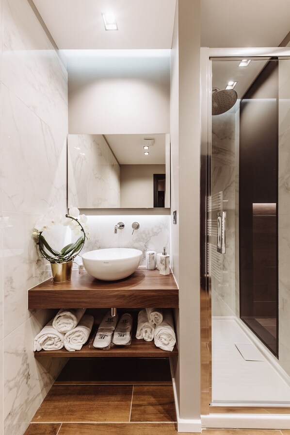 Regadera, secadora de cabello, pantuflas, bidet 