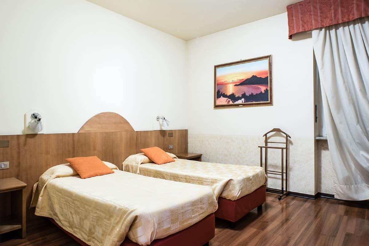 Chambre avec lits jumeaux | Literie hypoallergénique, minibar, bureau