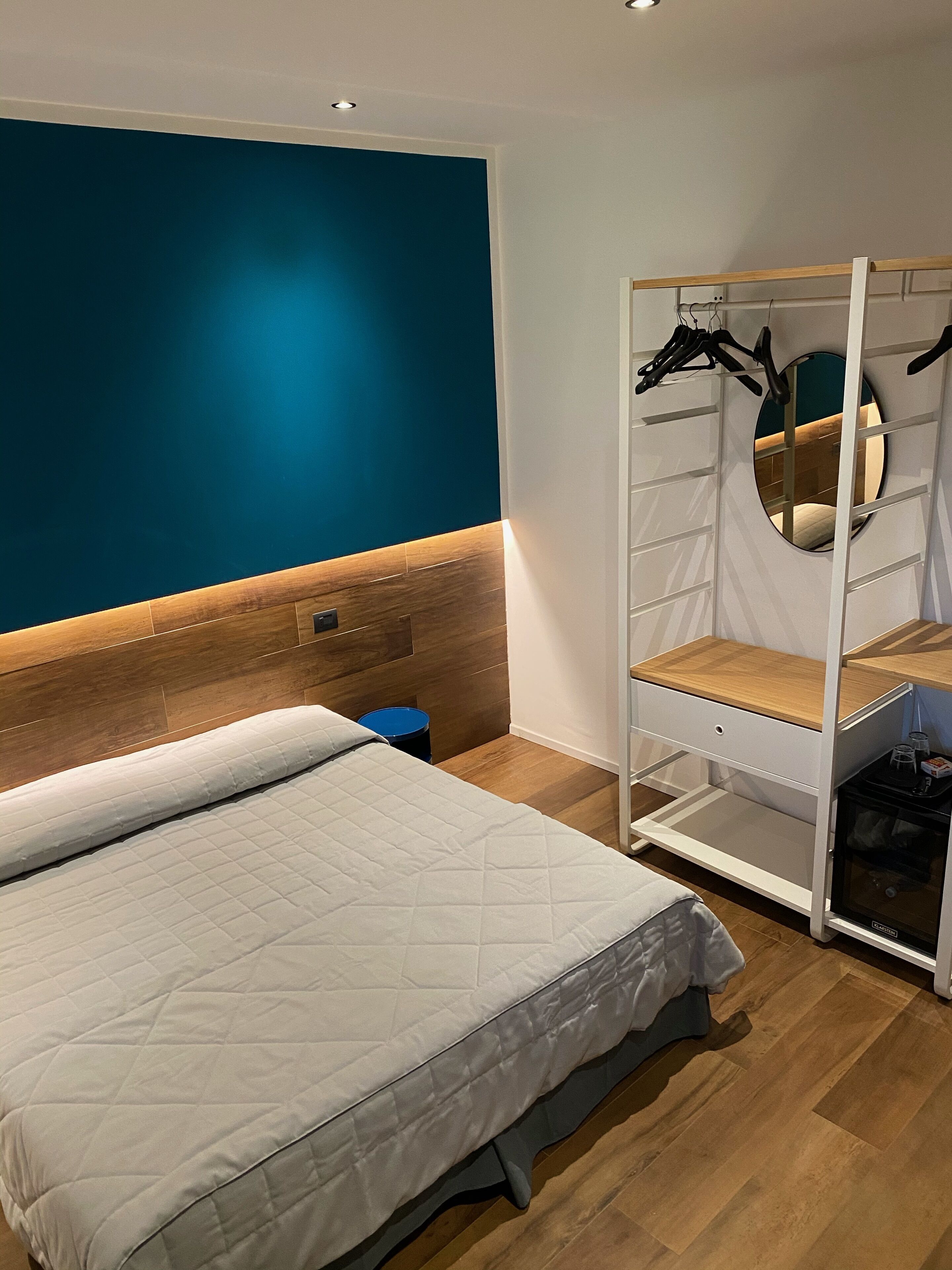 1 bedroom, hypo-allergenic bedding, minibar, desk