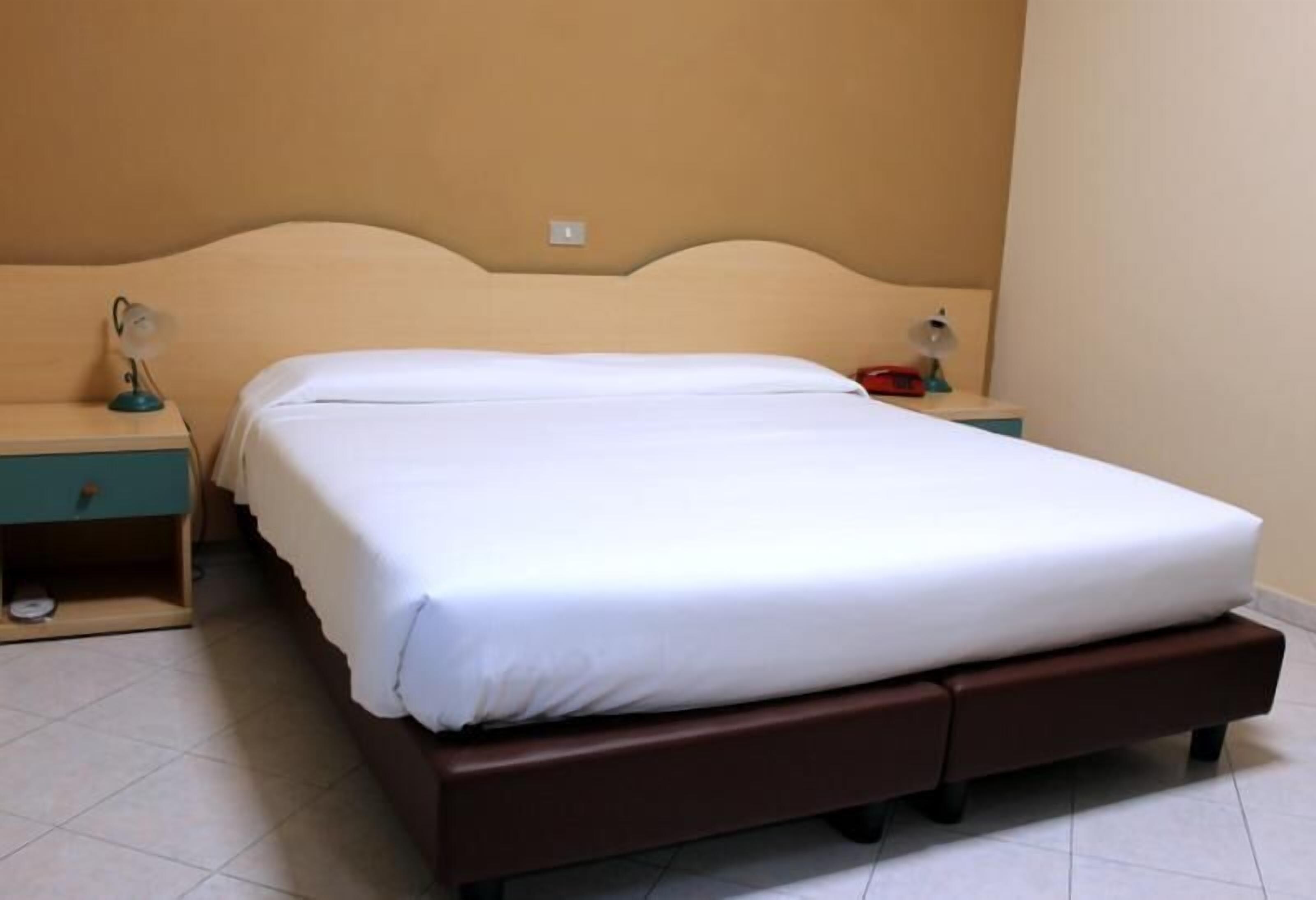 minibar, desk, soundproofing, free wifi