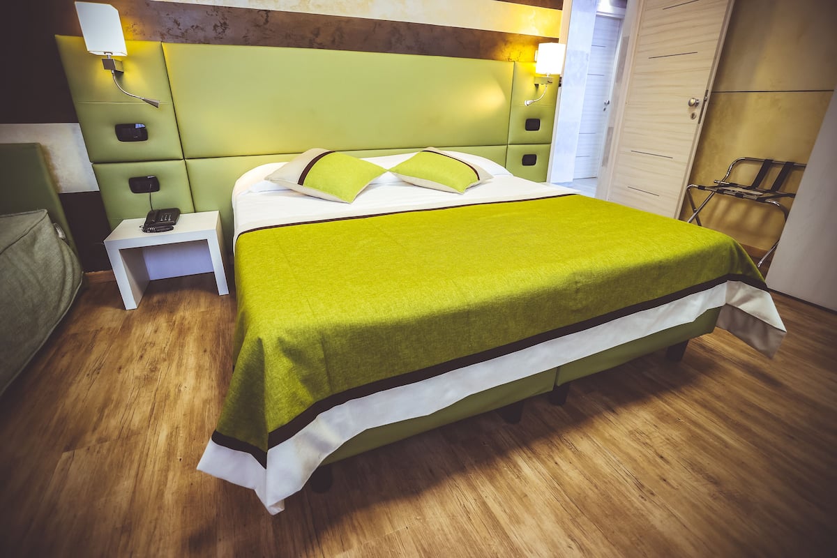 Minibar, escritorio, sistema de insonorización y wifi gratis