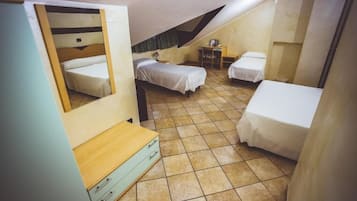 Habitación cuádruple estándar | Minibar, escritorio, insonorización y wifi gratis