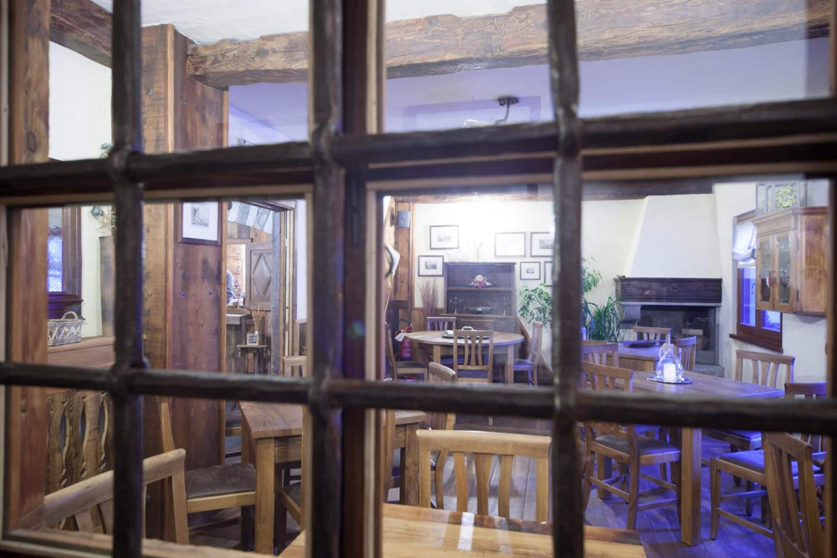 Aperto a colazione, pranzo e cena, cucina locale 