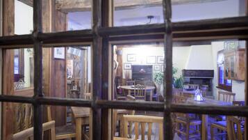 Petit déjeuner et déjeuner servis sur place, spécialités Cuisine locale