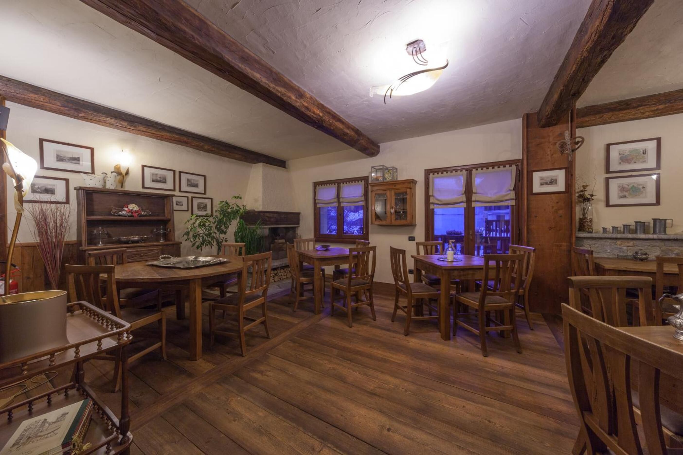 Un comedor con mobiliario de madera y techo rústico.