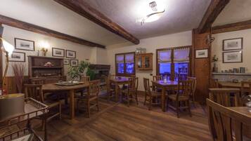 Un comedor con mobiliario de madera y techo rústico.