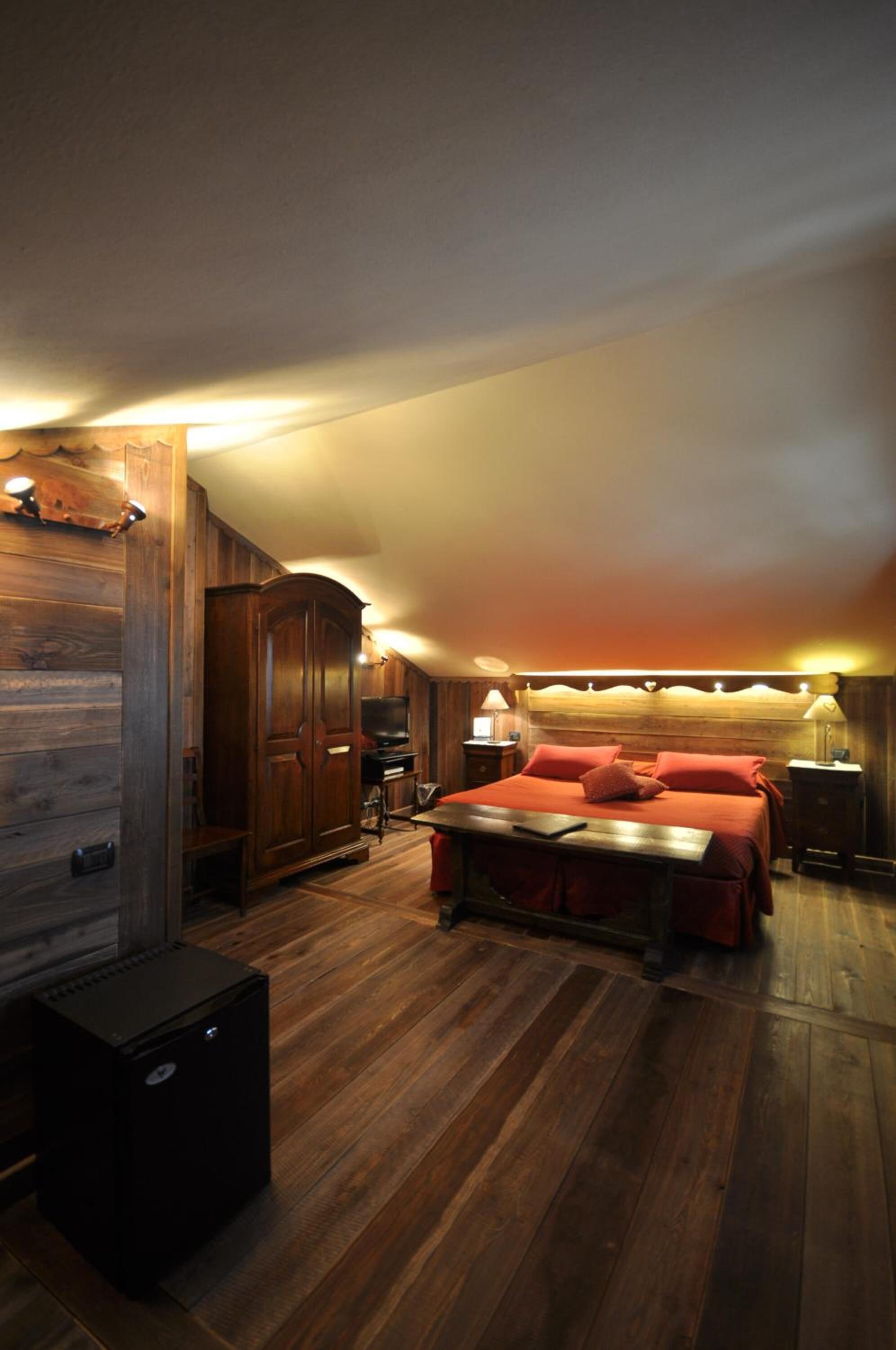 Minibar, coffres-forts dans les chambres, bureau, rideaux occultants