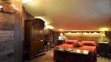 Double or Twin Room | Minibar, in-room safe, desk, blackout drapes