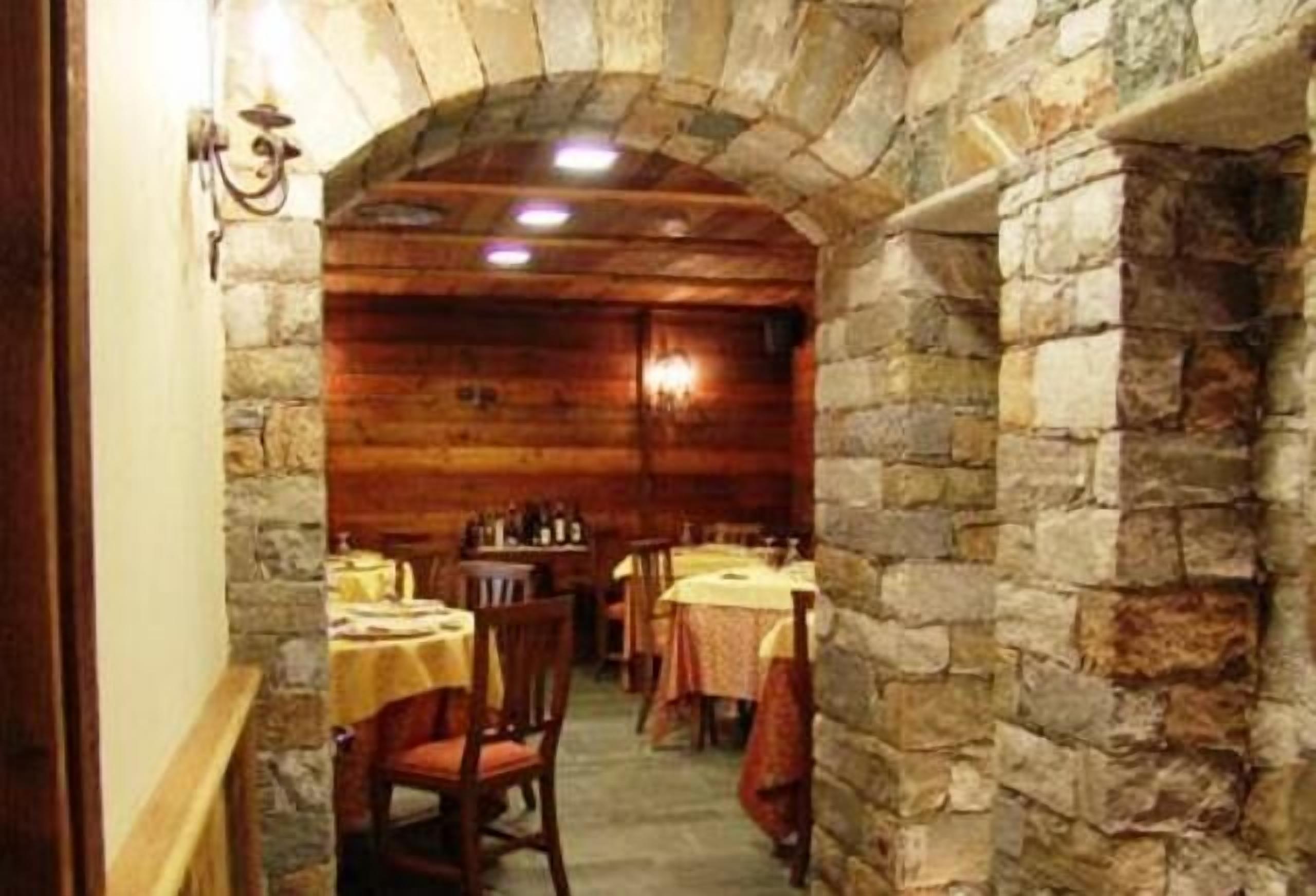 Aperto a colazione, pranzo e cena, cucina locale 