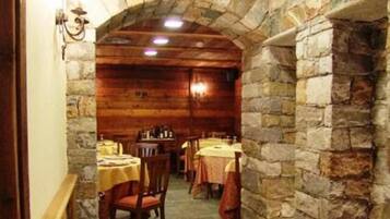 Aperto a colazione, pranzo e cena, cucina locale