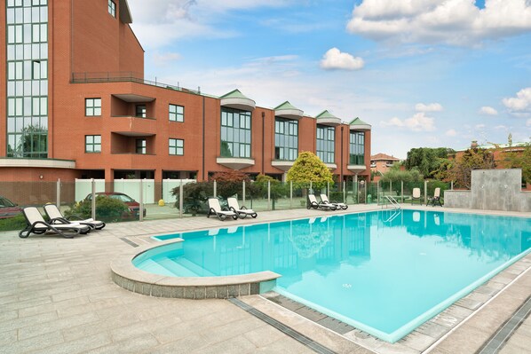 Una piscina al aire libre de temporada (de 10:00 a 19:00), sombrillas