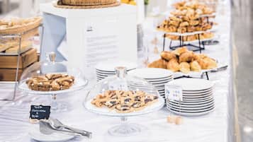 TĂ€gliches FrĂŒhstĂŒcksbuffet (15 EUR pro Person)