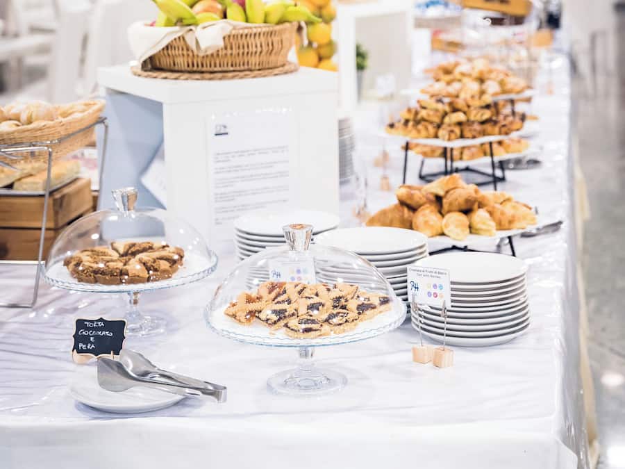 Sarapan prasmanan setiap hari (EUR 15 per orang)