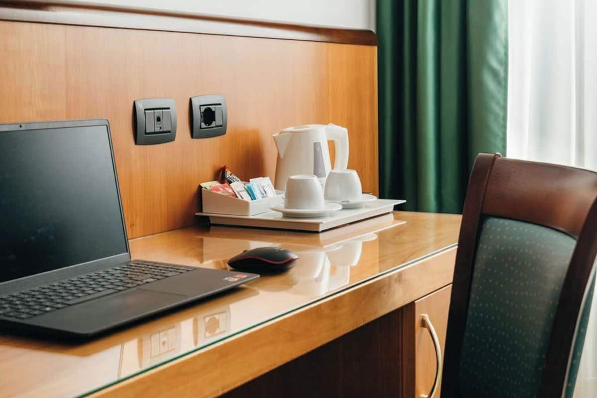 1 bedroom, pillowtop beds, desk, laptop workspace