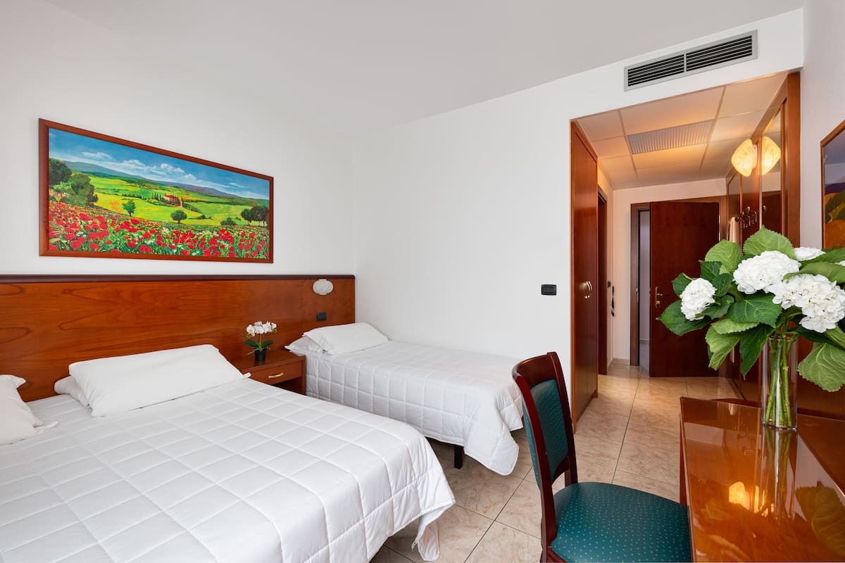 1 bedroom, pillowtop beds, desk, laptop workspace