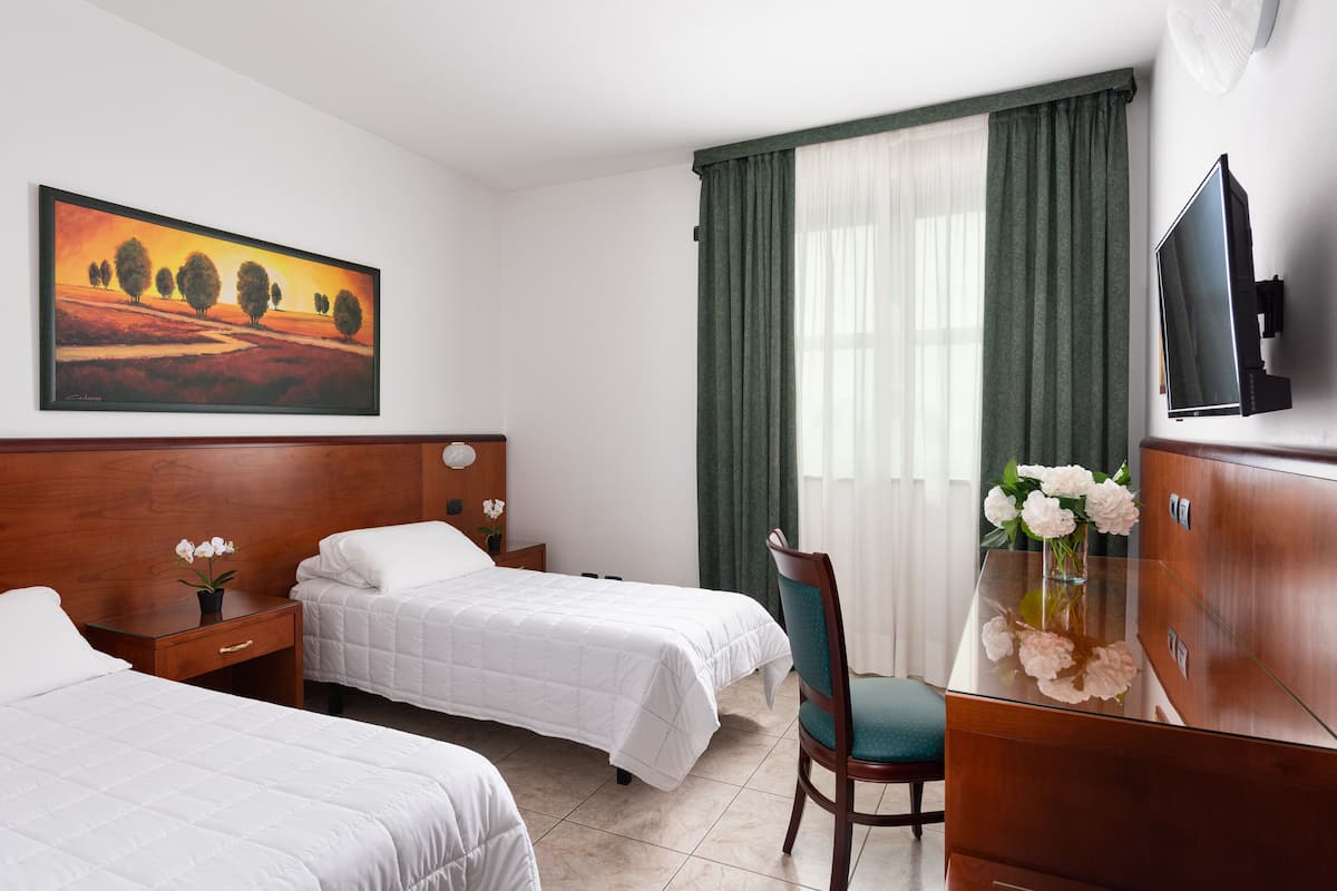 Classic Double Room | 1 bedroom, pillowtop beds, desk, laptop workspace