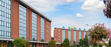 A large hotel with multiple brick buildings and large windows.