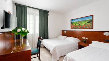 1 quarto, camas com colchões pillow-top, escrivaninha