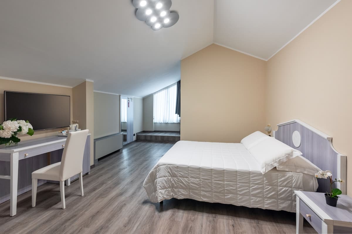 Junior Suite | 1 bedroom, pillowtop beds, desk, laptop workspace