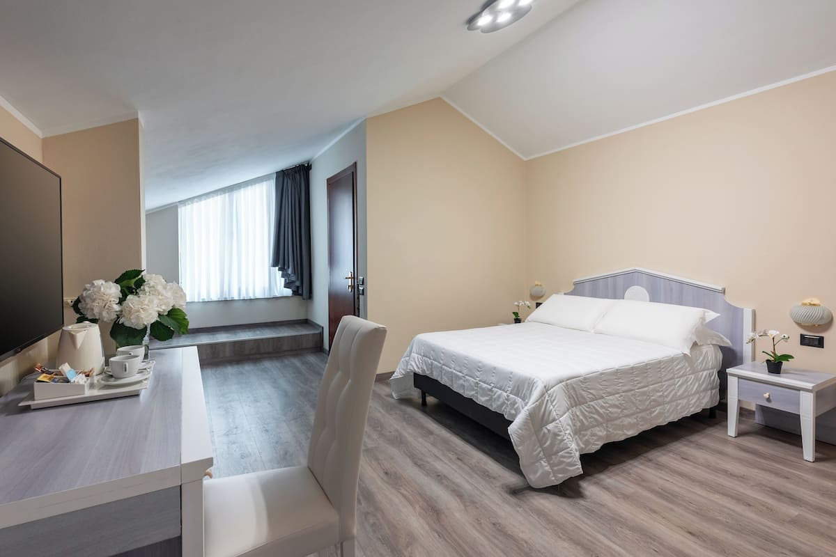 1 bedroom, pillowtop beds, desk, laptop workspace