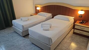 1 chambre, surmatelas, bureau