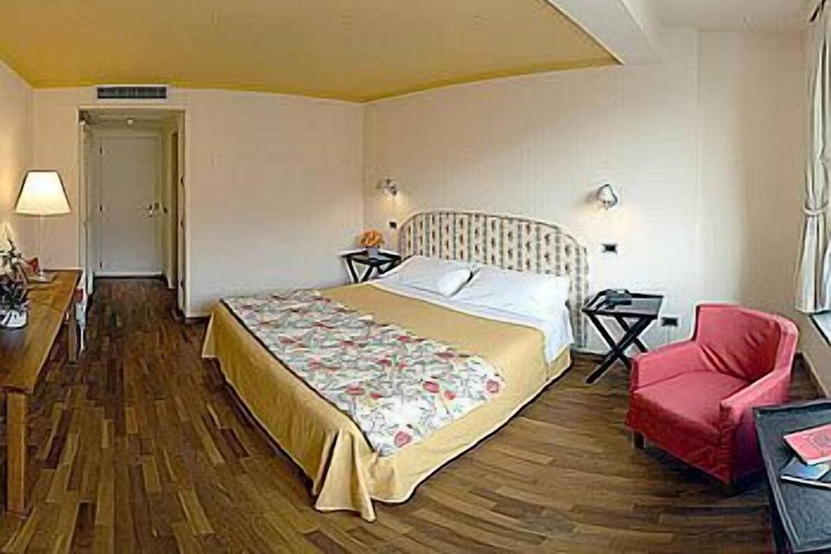 Double or Twin Room | Bar mini, peti besi dalam bilik, meja, Wi-fi