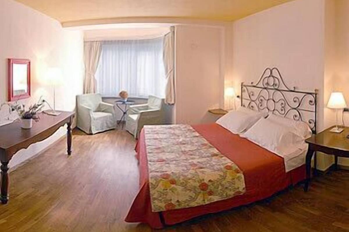 Junior Suite | Bar mini, peti besi dalam bilik, meja, Wi-fi
