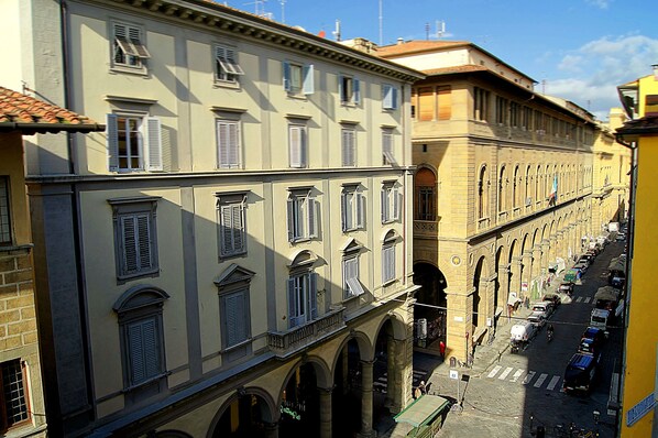 A historic building with multiple arches and a row of shops on the ground floor. - Relais Cavalcanti Guest House (Florence)