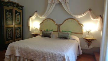 Kamar Double Standar | Didekorasi berbeda-beda, meja kerja, tirai kedap cahaya, dan kedap suara