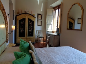 Superior Double Room, City View | Individually decorated, desk, blackout drapes, soundproofing - Relais Cavalcanti Guest House (Florence)