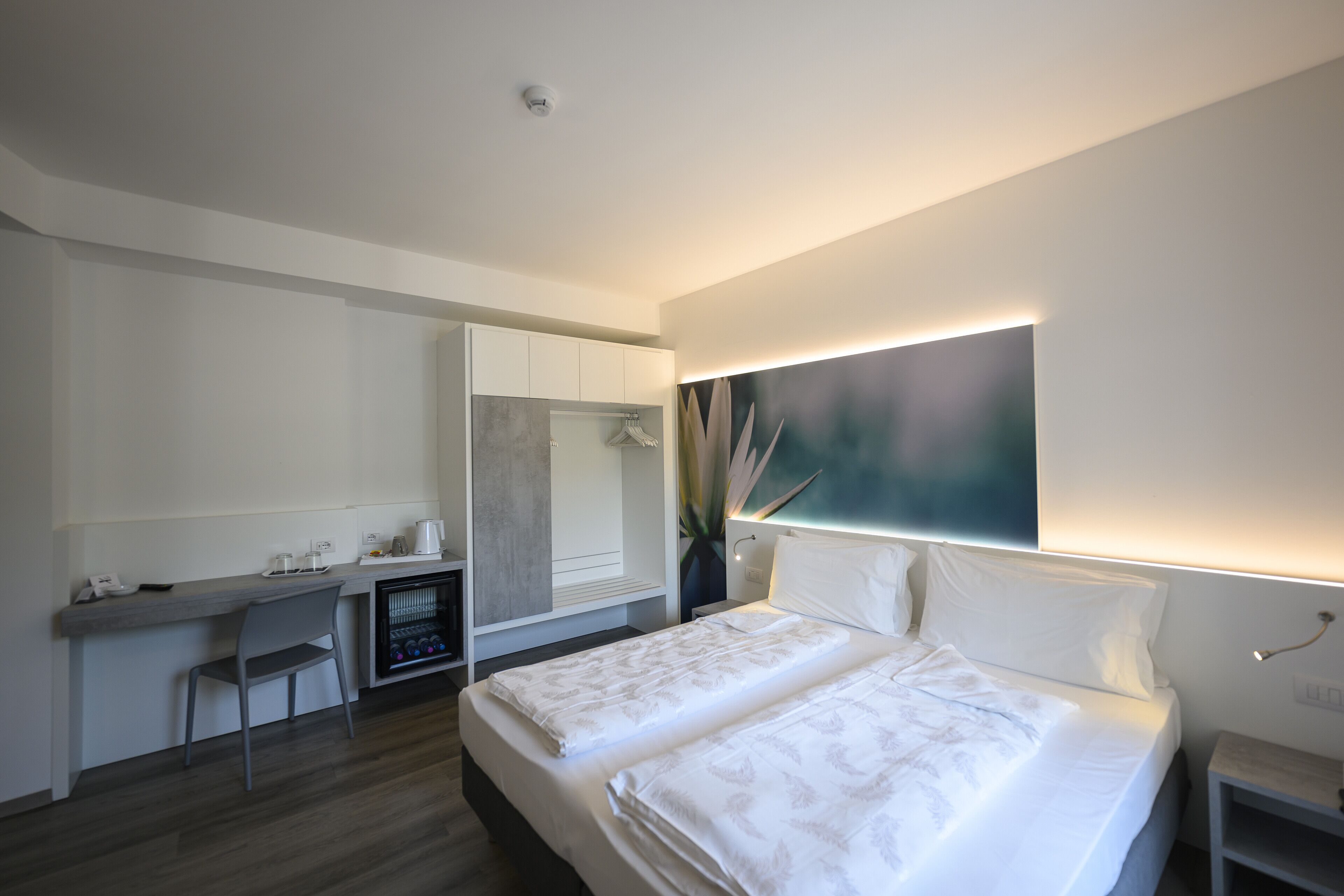 triple room | in-room safe, desk, free wifi, bed sheets