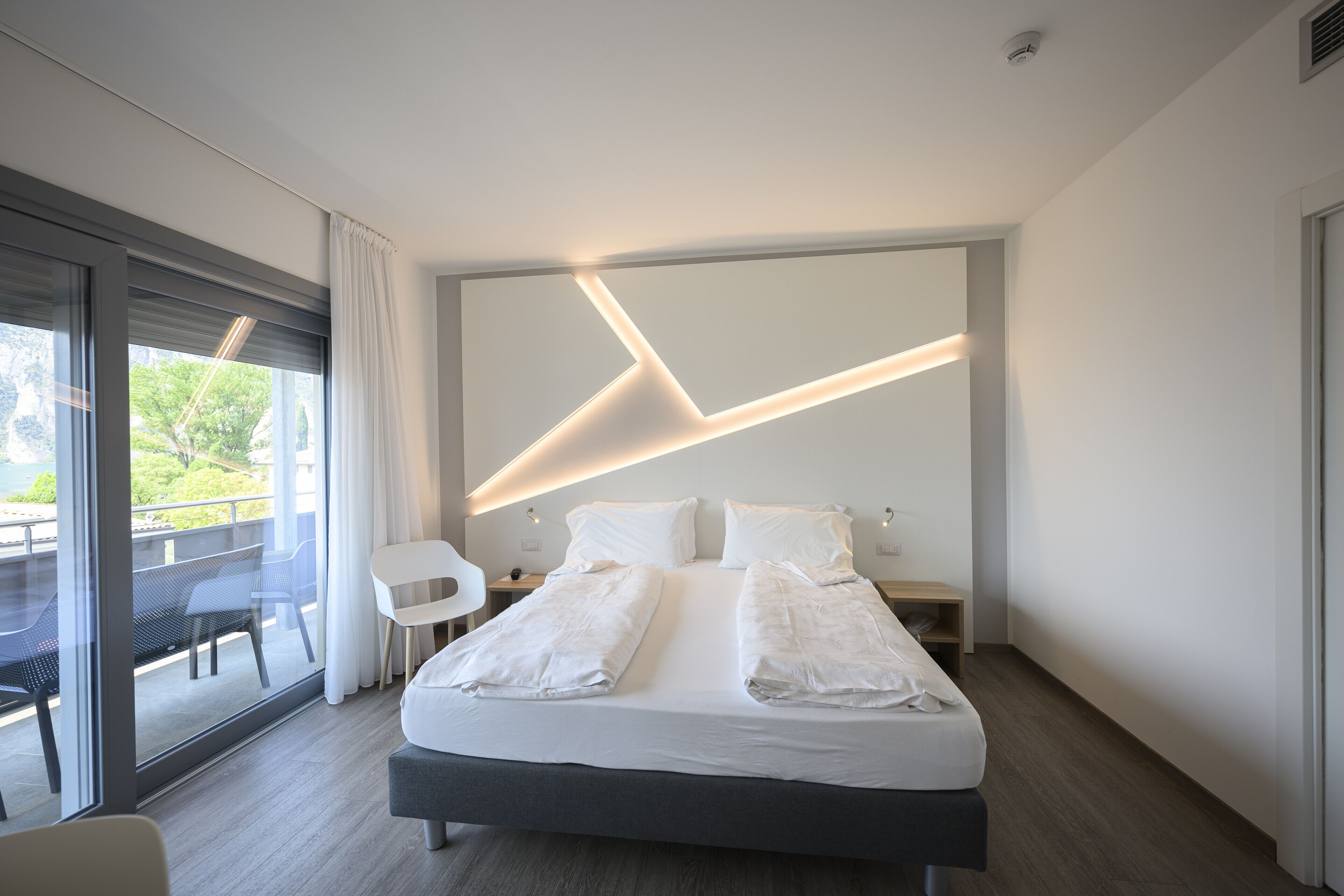 suite | in-room safe, desk, free wifi, bed sheets