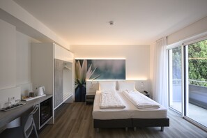 三人房 | 客房内保险箱、办公桌、免费 WiFi、床单