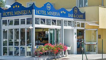 Un hotel chiamato Hotel Minerva, con bar e caffetteria.