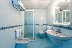 Ducha, artículos de tocador gratuitos, secador de pelo, bidet
