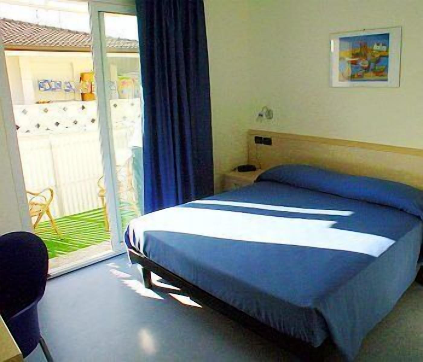 desk, cots/infant beds, free wifi, wheelchair access