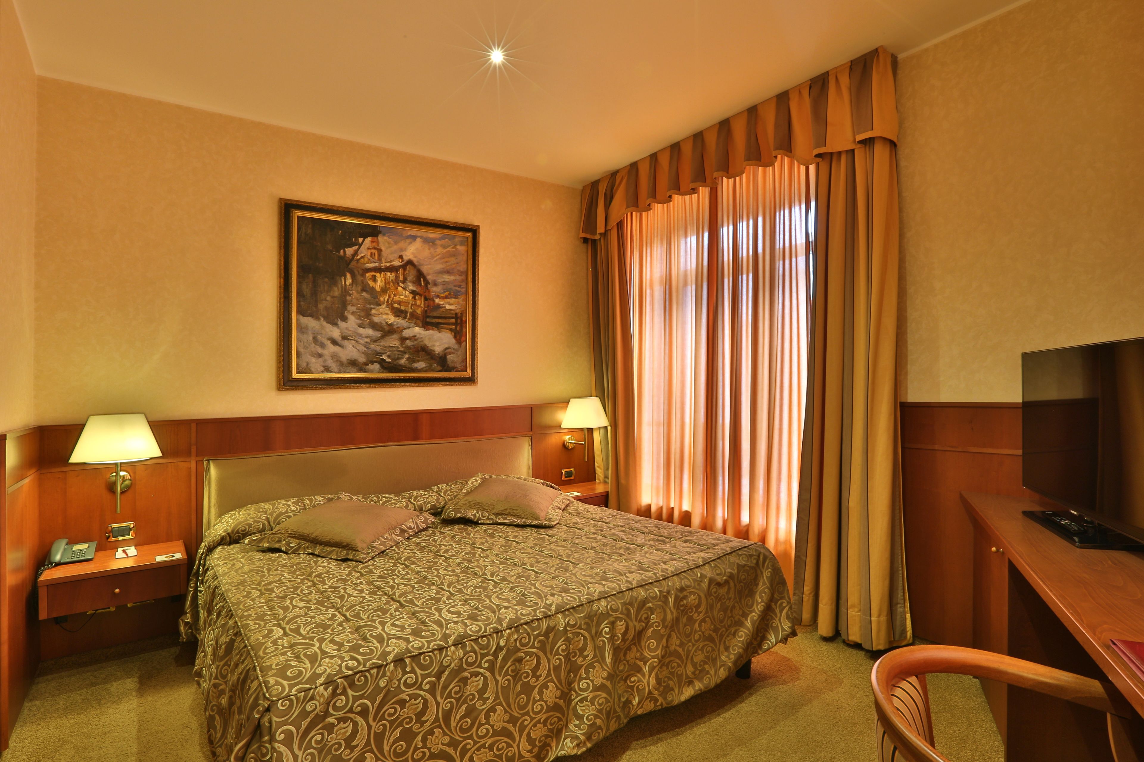 suite | hypo-allergenic bedding, select comfort beds, minibar, in-room safe