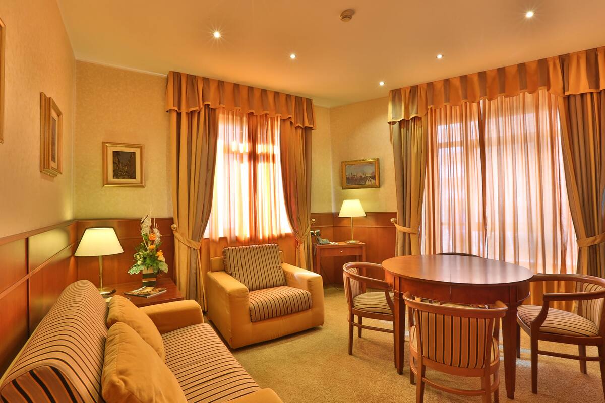 Suite | Hypo-allergenic bedding available, Select Comfort beds, minibar