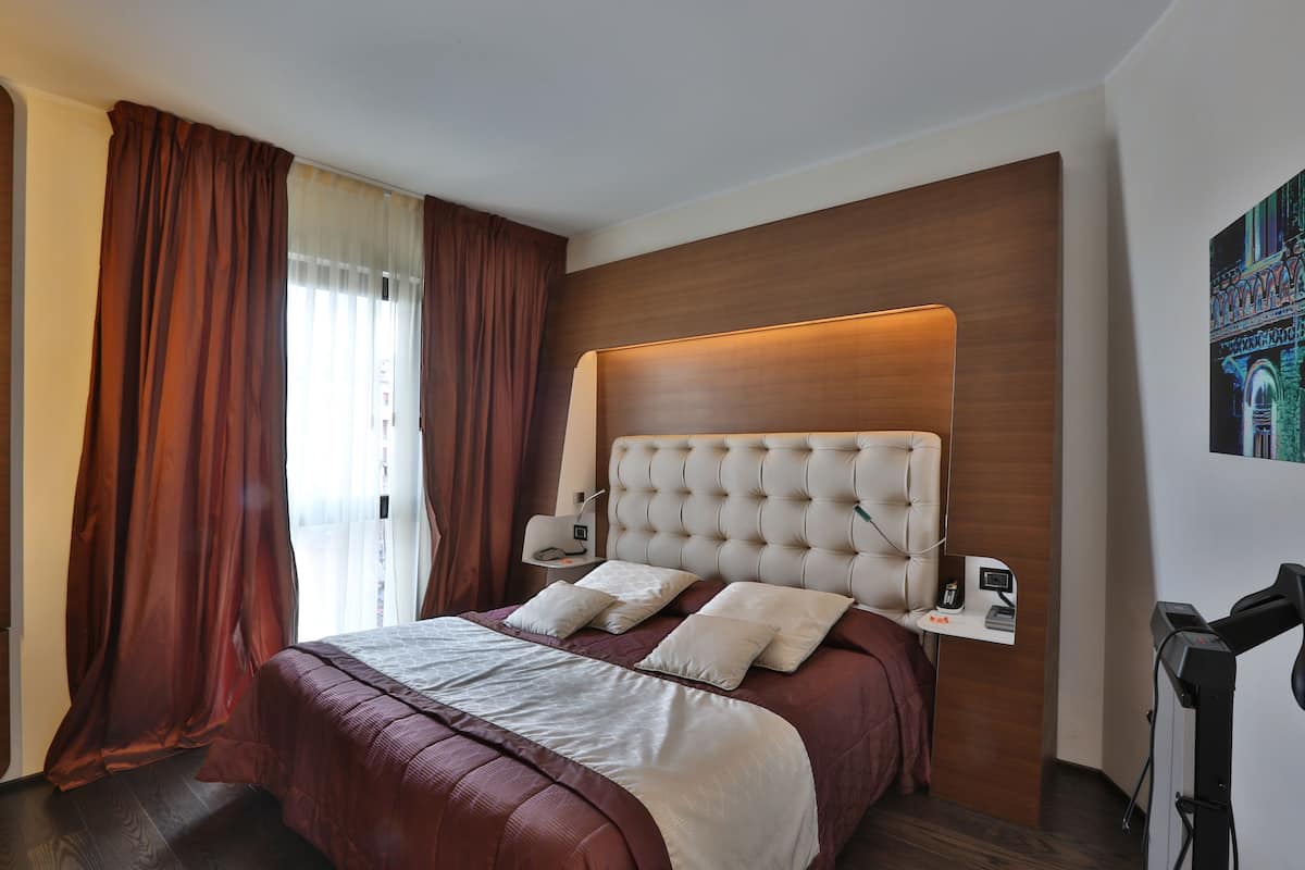 Superior Suite | Hypo-allergenic bedding available, Select Comfort beds, minibar