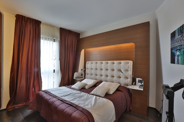 Hypo-allergenic bedding, Select Comfort beds, minibar, in-room safe