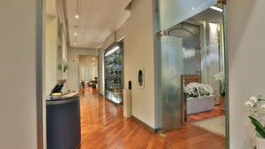 A hotel lobby with a reception desk, a bar area, and a seating space. - Palace Hotel Moderno (Pordenone)