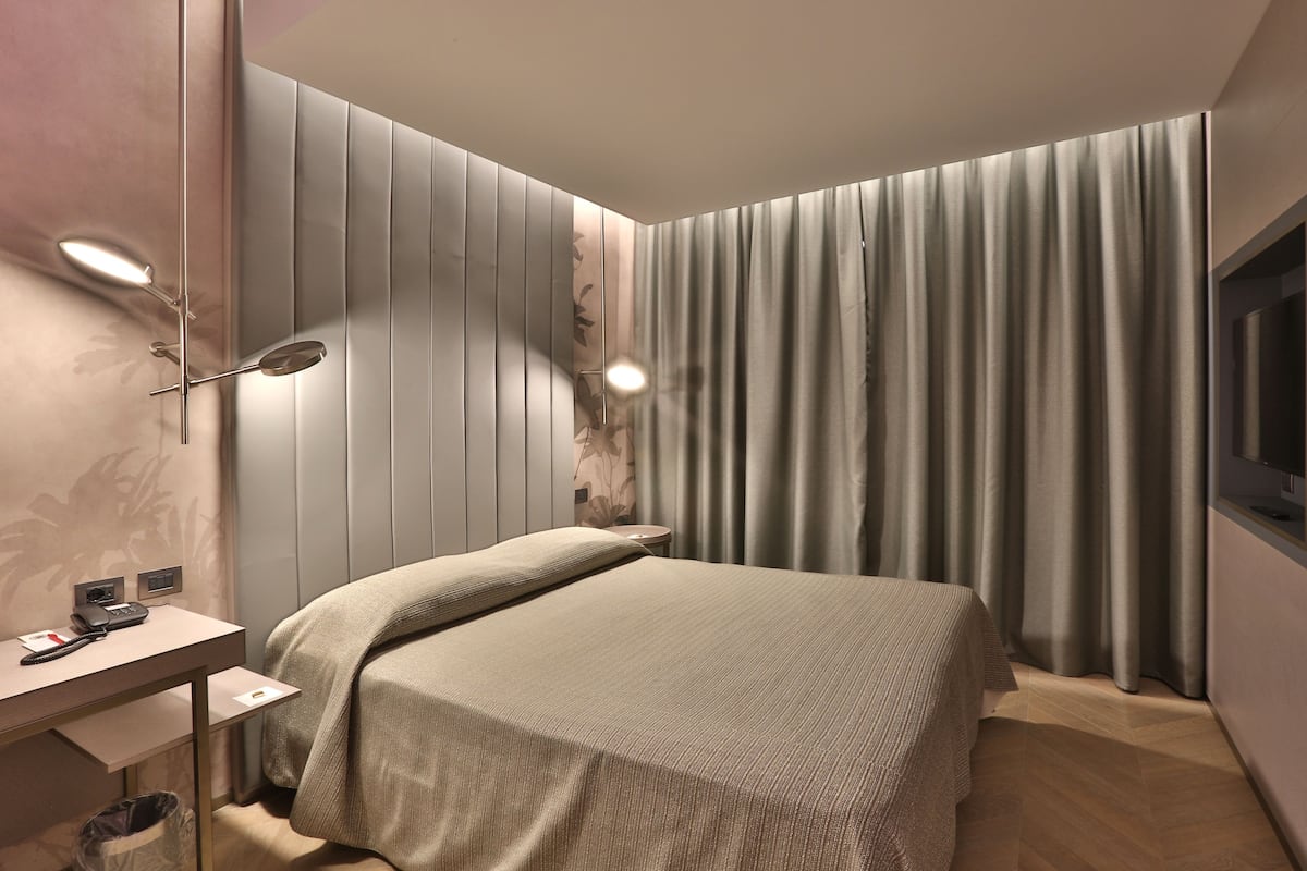 Hypo-allergenic bedding available, Select Comfort beds, minibar