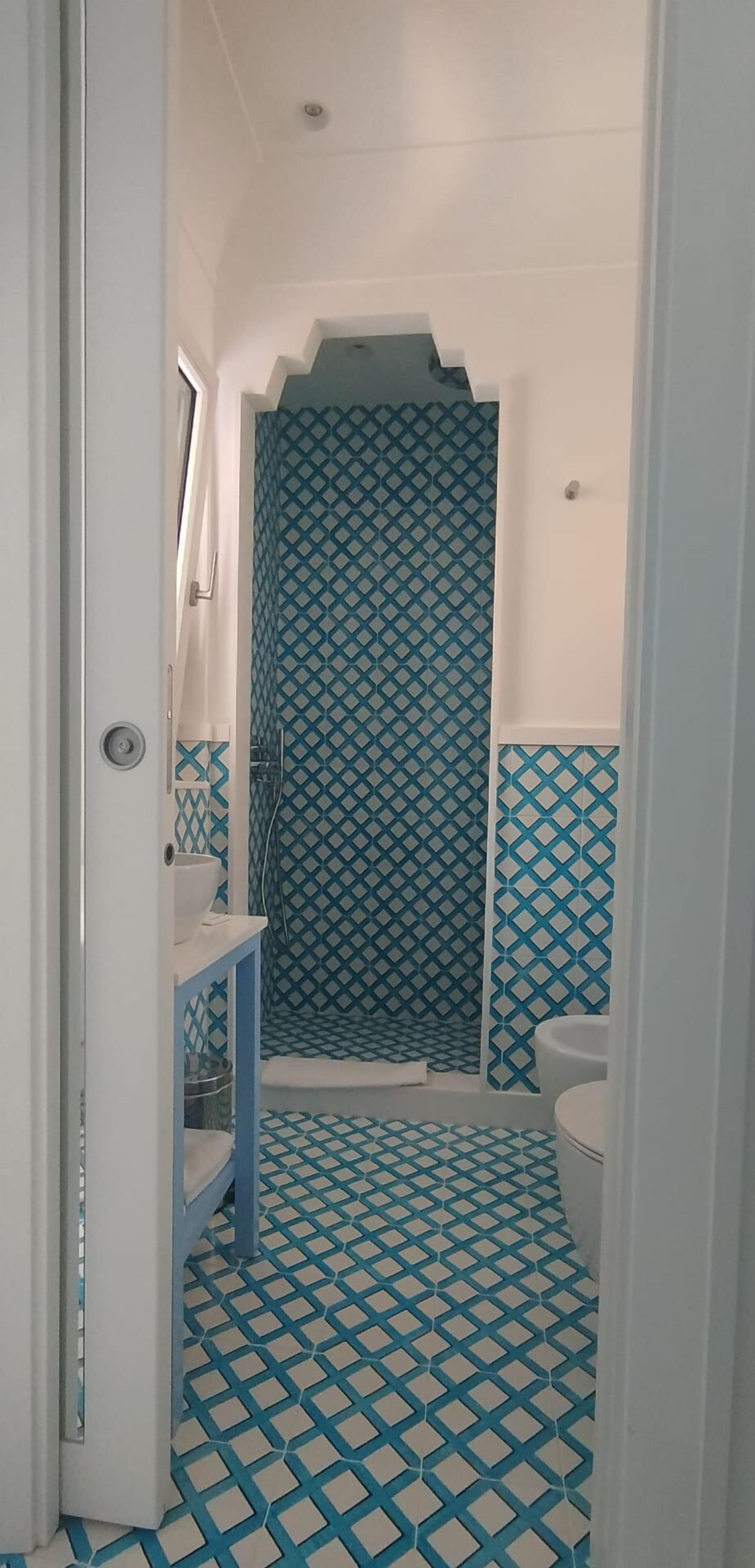 queen room | bathroom | shower, hair dryer, bidet, towels