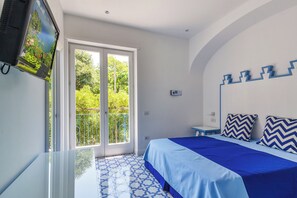 Quarto casal design, vista para o jardim | Frigobar, cofres nos quartos, escrivaninha, Wi-Fi de cortesia