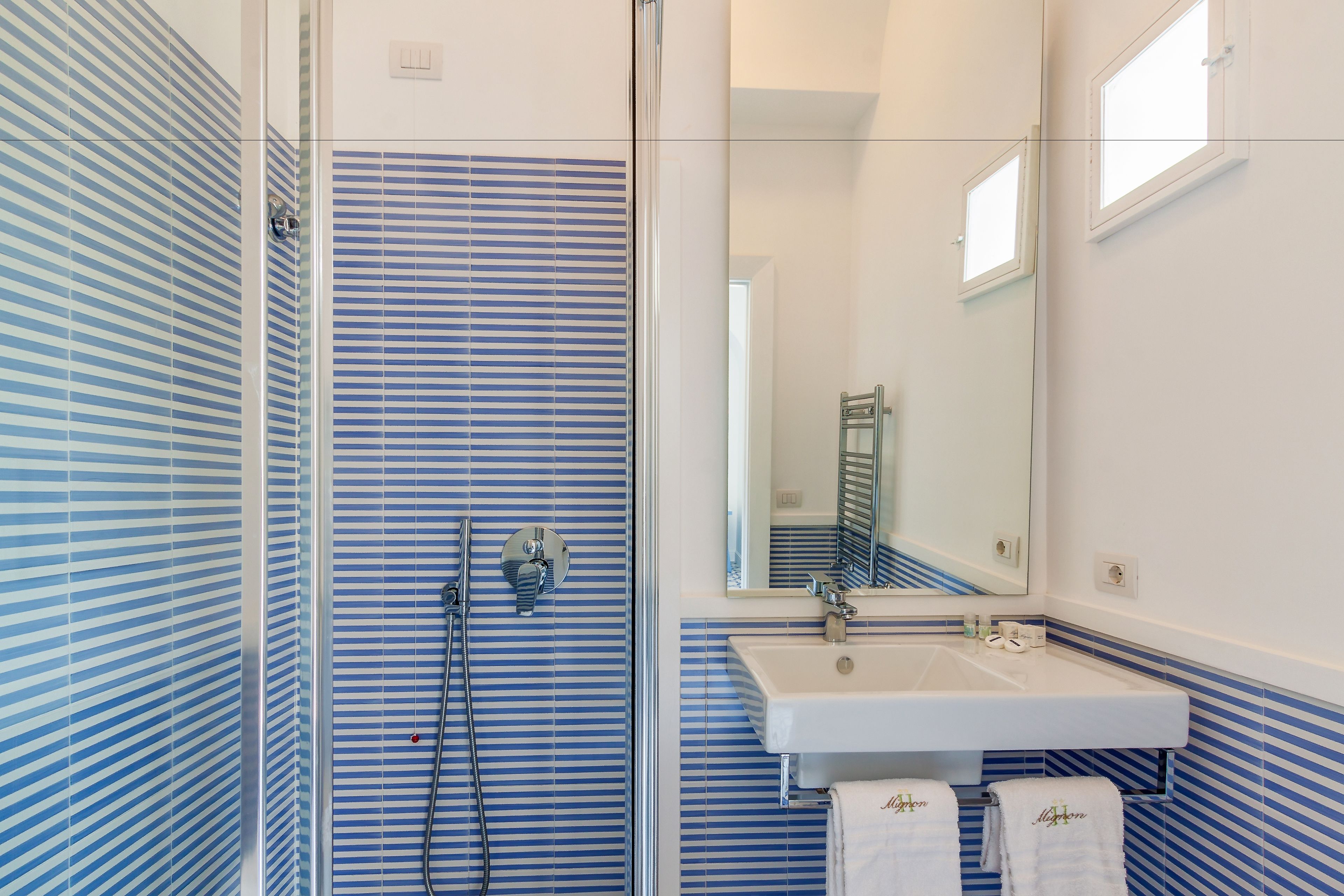 garden side | bathroom | shower, hair dryer, bidet, towels